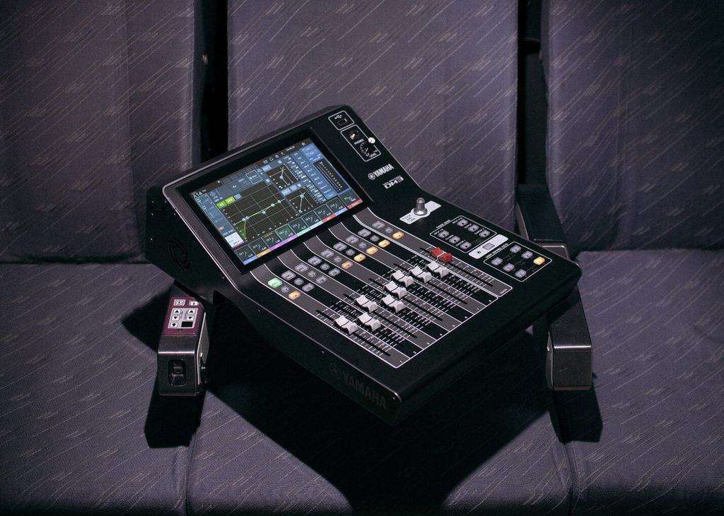 ban-tron-mixer-yamaha-dm3-Standard-chinh-hang-uu-dai-hap-dan