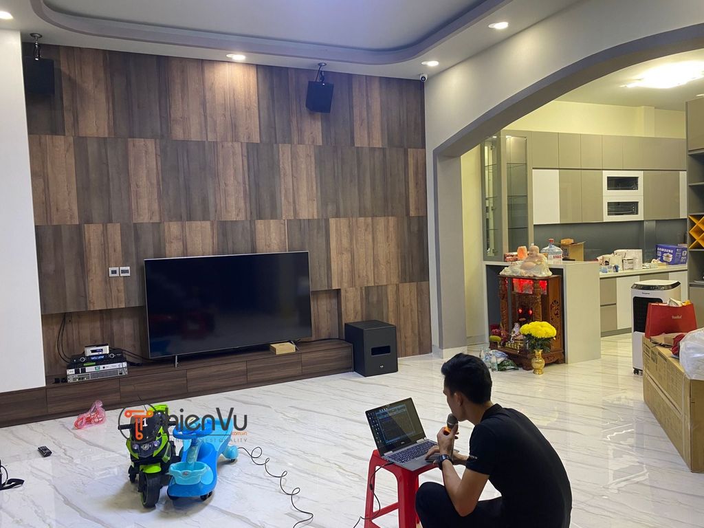 kỹ thuật viên cân chỉnh dàn karaoke tại bình dương