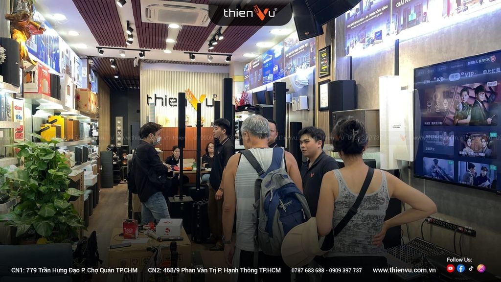 khach-hang-ghe-thien-vu-audio-sam-micro-karaoke