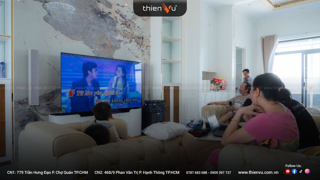 khach-hang-trai-nghiem-dan-karaoke-se-audiotechnik-ic-38x