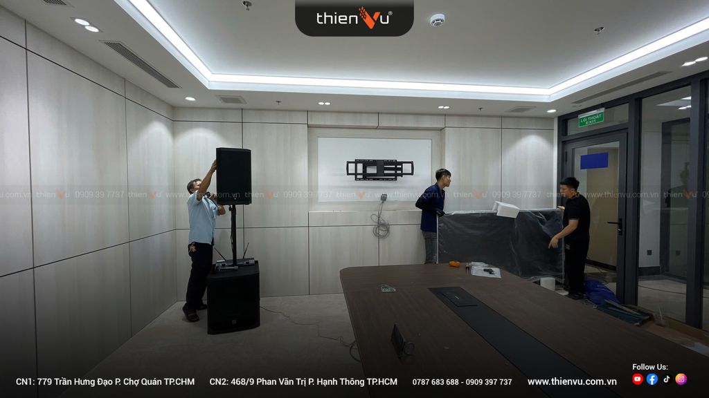 khach-hang-trai-nghiem-loa-karaoke-electrovoice-zlx-12p-g2