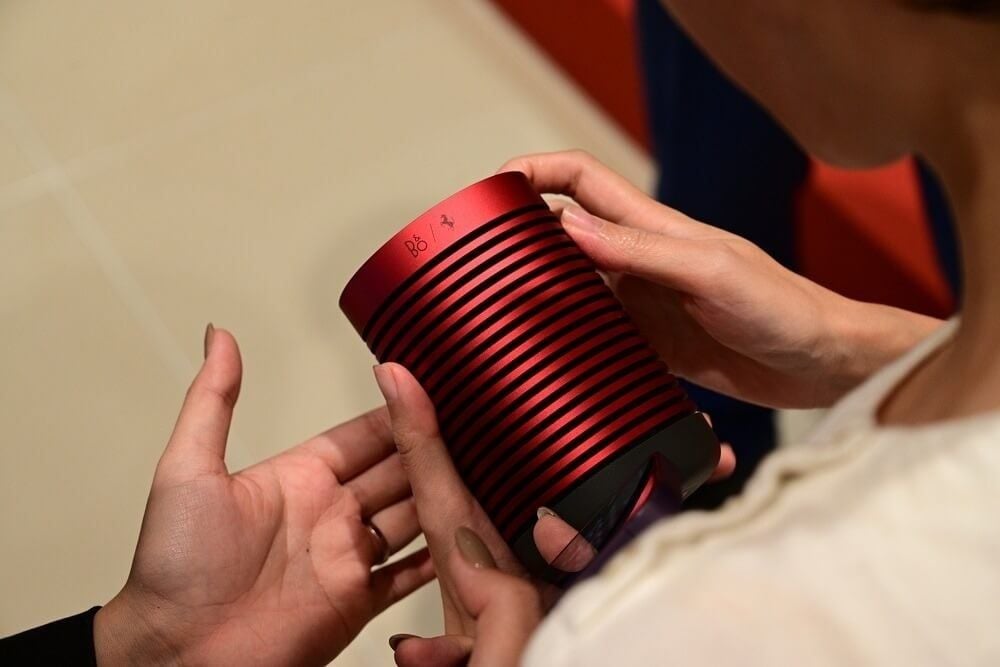 loa-bluetooth-b-o-beosound-explore-ferrari-cao-cap