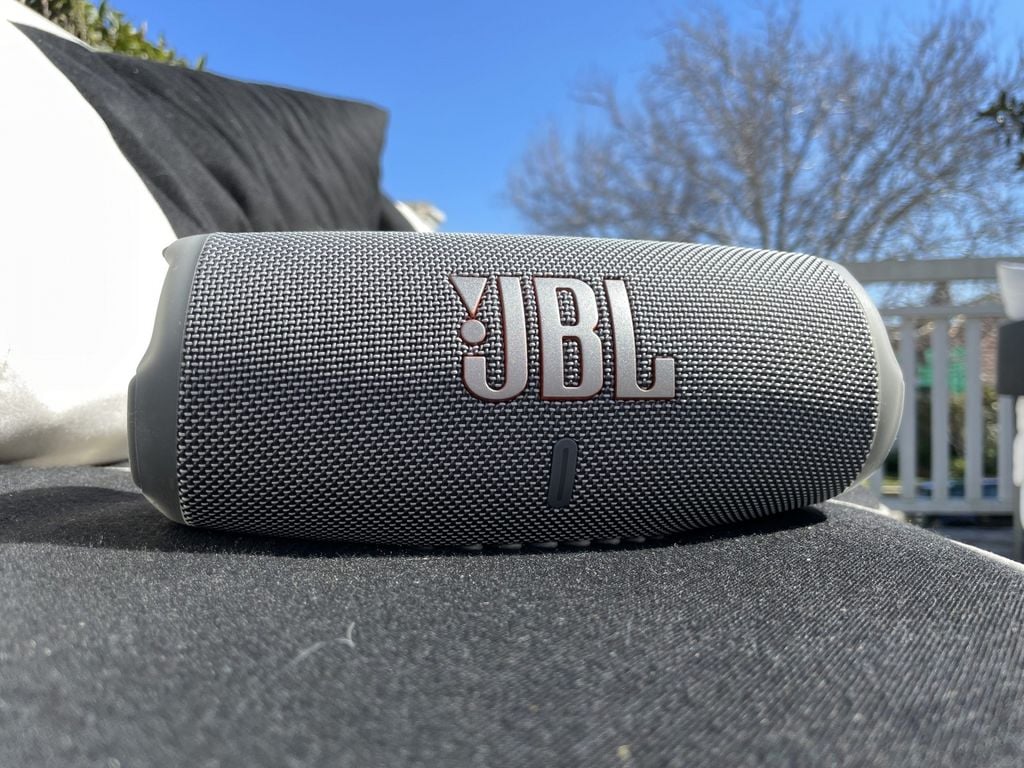loa-bluetooth-di-dong-jbl-charge-5