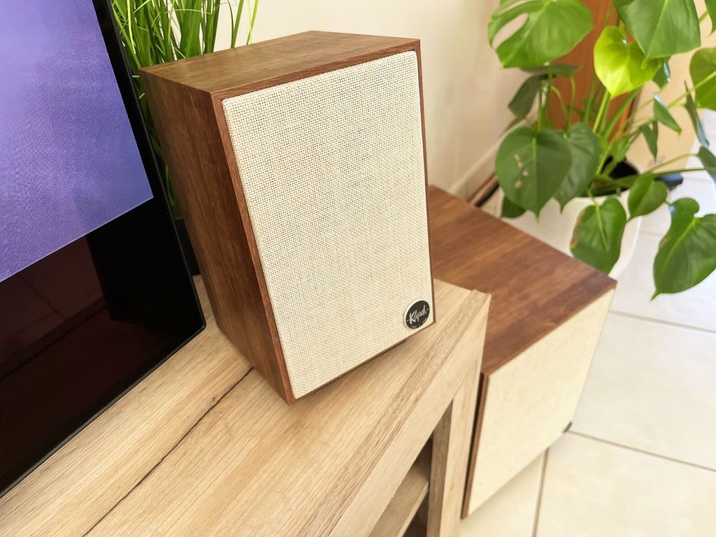 Klipsch ProMedia Heritage 2.1 BT sang trong voi mau walnut