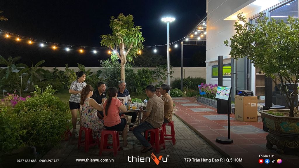 man-hinh-chieu-di-dong-tomko-gowithme-P2152J-MA-hien-dai