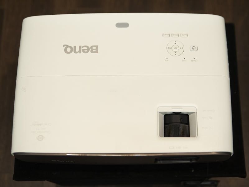 may-chieu-4k-benq-w2700-so-huu-dai-mau-sieu-rong