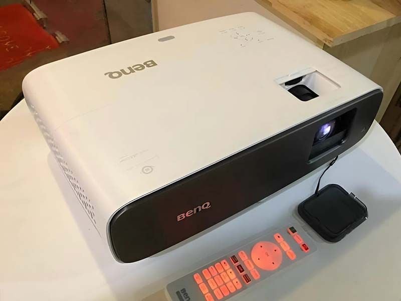 may-chieu-4k-benq-w2700-thiet-ke-nho-gon