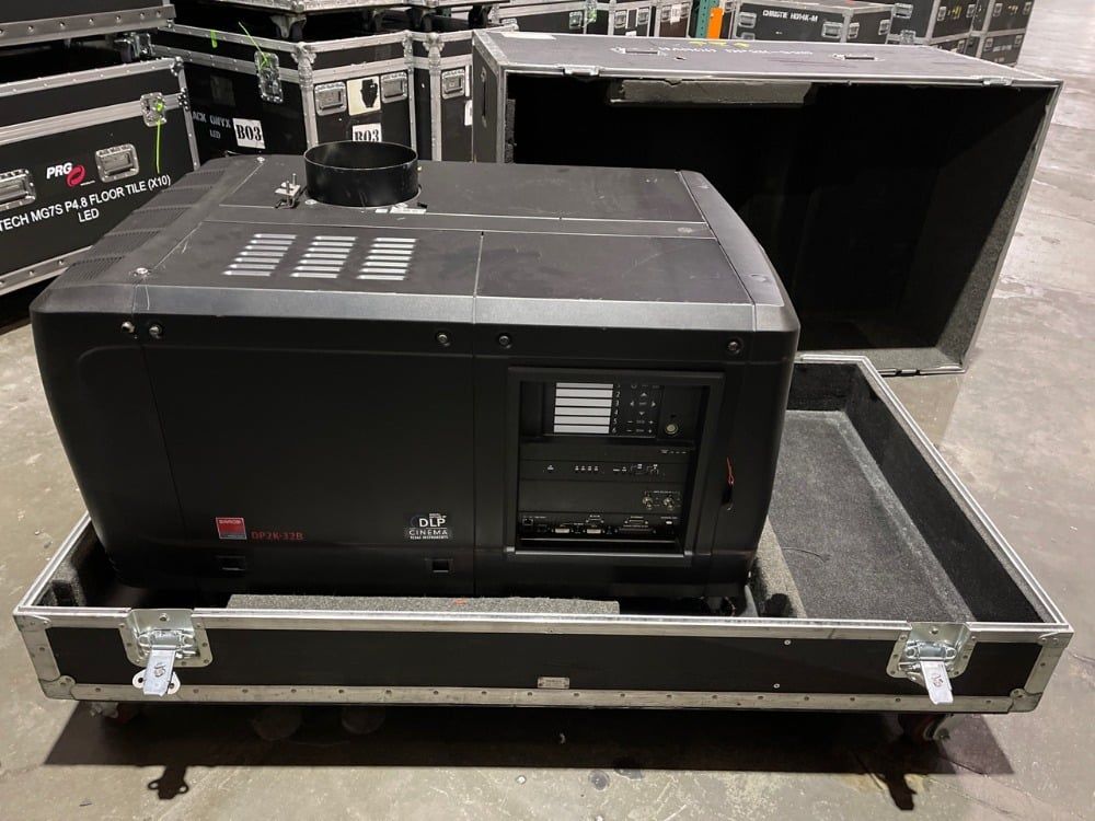 may-chieu-barco-dp2k-32b-gia-tot