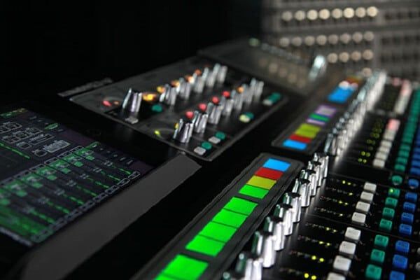 mixer-san-khau-chuyen-nghiep-thien-vu-audio