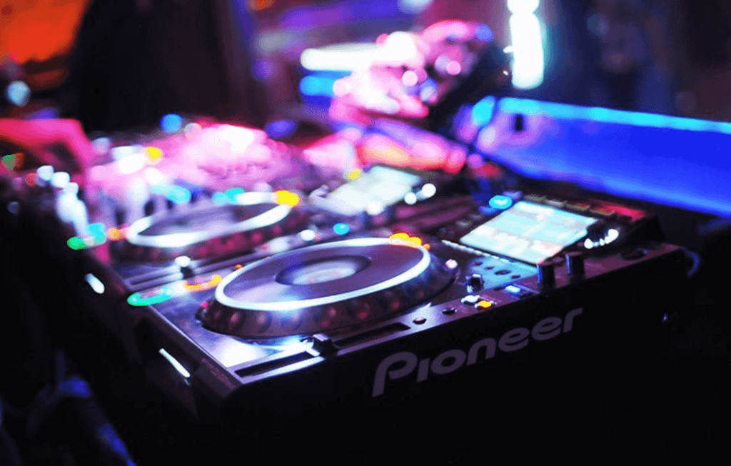 nên chọn mua bàn dj pioneer loại nào