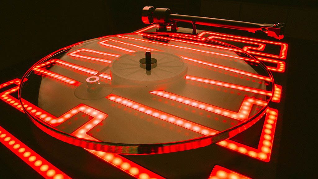 ra-mat-mam-than-Elvis-turntable-chinh-hang