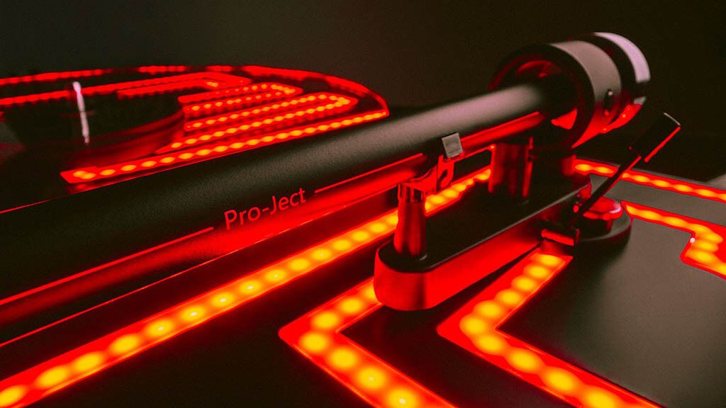 ra-mat-mam-than-Elvis-turntable-tva