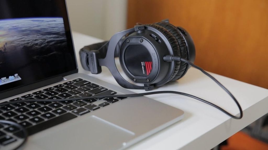 tai-nghe-beyerdynamic-custom-one-pro-plus-mang-den-am-thanh-doc-dao