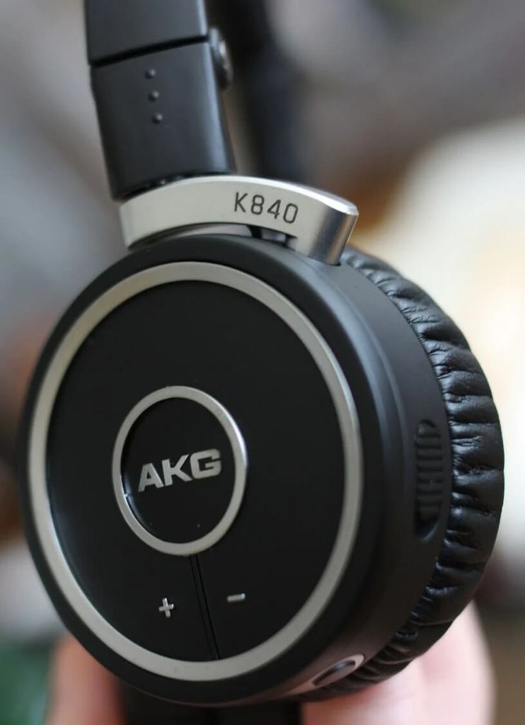 tai-nghe-true-wireless-akg-k840-thiet-ke-can-doi