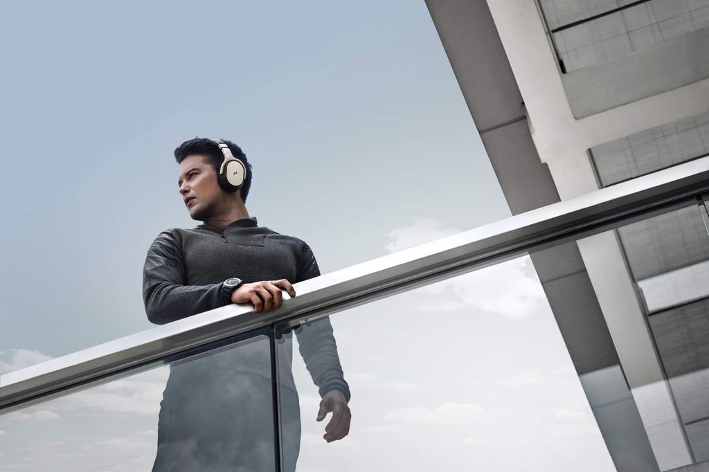 tan-huong-am-thanh-tai-nghe-khong-day-kef-porsche-design-space-one