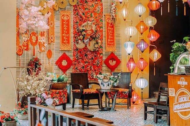 trang-tri-tet-cho-quan-cafe-2023-sang-tao