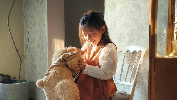 Wandou and Her Teddy Bear