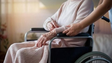 Xe Lăn Có Bô Vệ Sinh – Giải Pháp Tiện Ích Chăm Sóc Người Cao Tuổi Và Người Bệnh