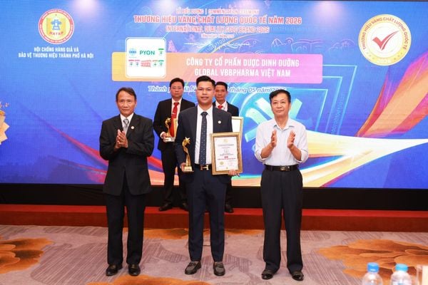 Đại diện nhãn hàng PYON tại lễ công bố “Top 10 Thương Hiệu Vàng Chất Lượng Quốc Tế 2026”