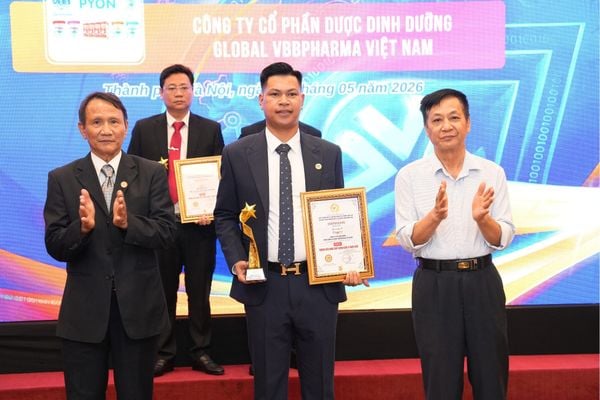 Đại diện nhãn hàng PYON tại lễ công bố “Top 10 Thương Hiệu Vàng Chất Lượng Quốc Tế 2026”