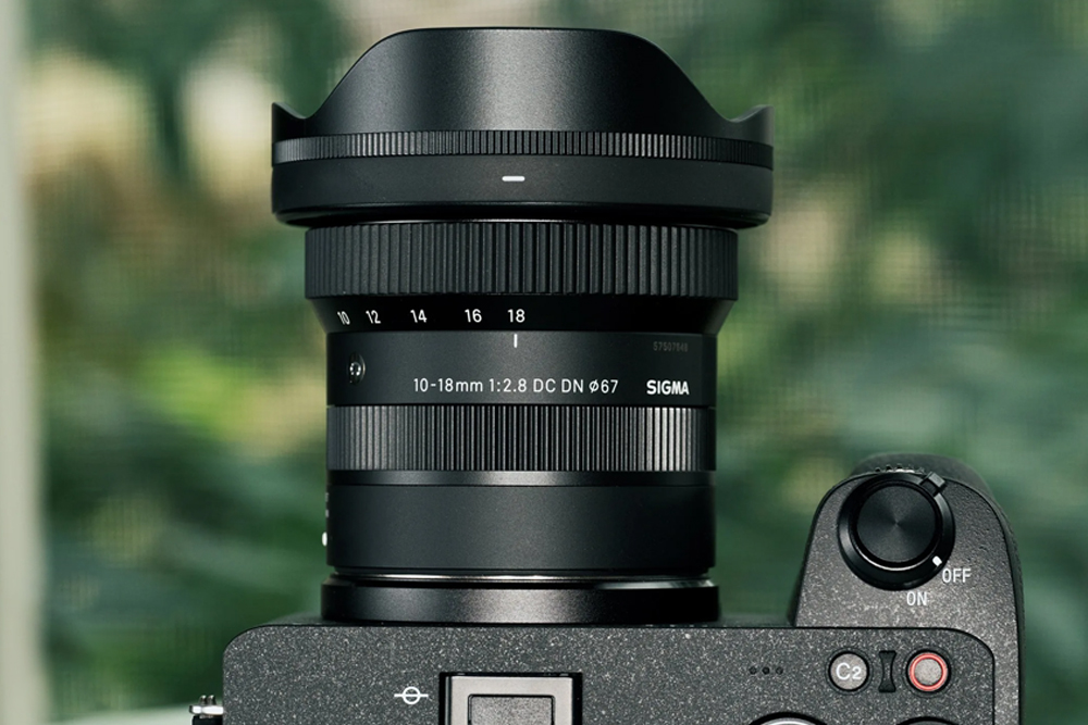 Lens Hood là phụ kiện đi kèm với ống kính máy ảnh