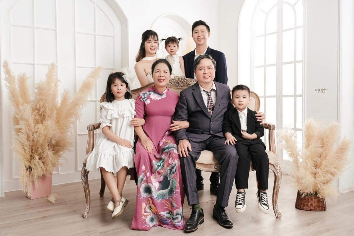 Nụ cười thoải mái tự nhiên bên gia đình