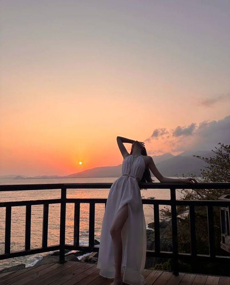 Tạo dáng chụp ảnh hoàng hôn đắm mình vào thiên nhiên