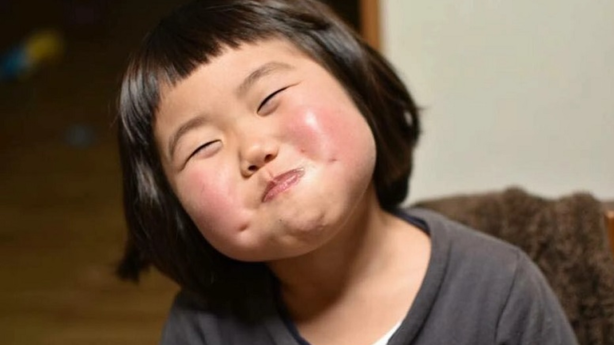 Cách tạo dáng chụp hình dễ thương hơn khi làm mặt “xấu