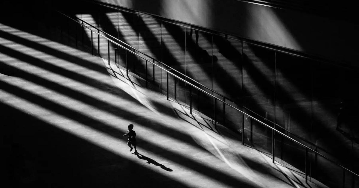 Đường chéo đại diện cho sự năng động và chuyển động không ngừng.