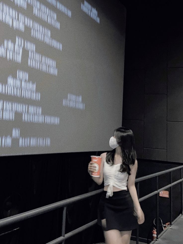 Chụp ảnh với poster hoặc background phù hợp giúp bức ảnh độc đáo hơn rất nhiều