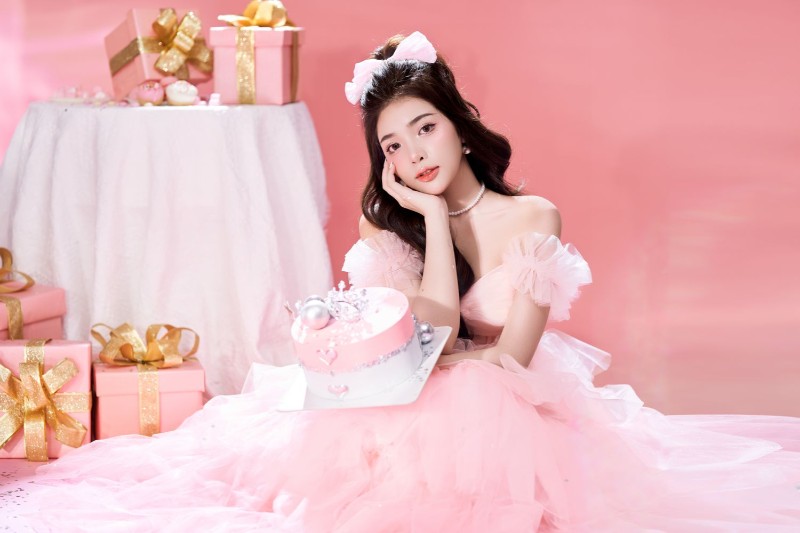 Concept chụp ảnh sinh nhật với chiếc váy hồng dễ thương