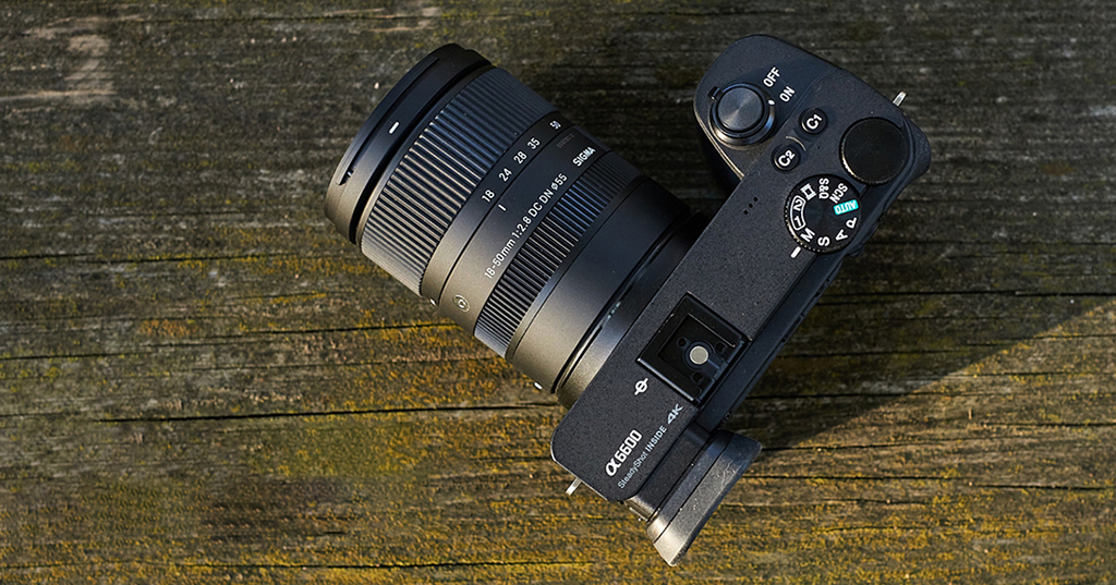 Ống kính zoom quang học được khuyến nghị vì nó giữ nguyên chất lượng ảnh khi phóng to.