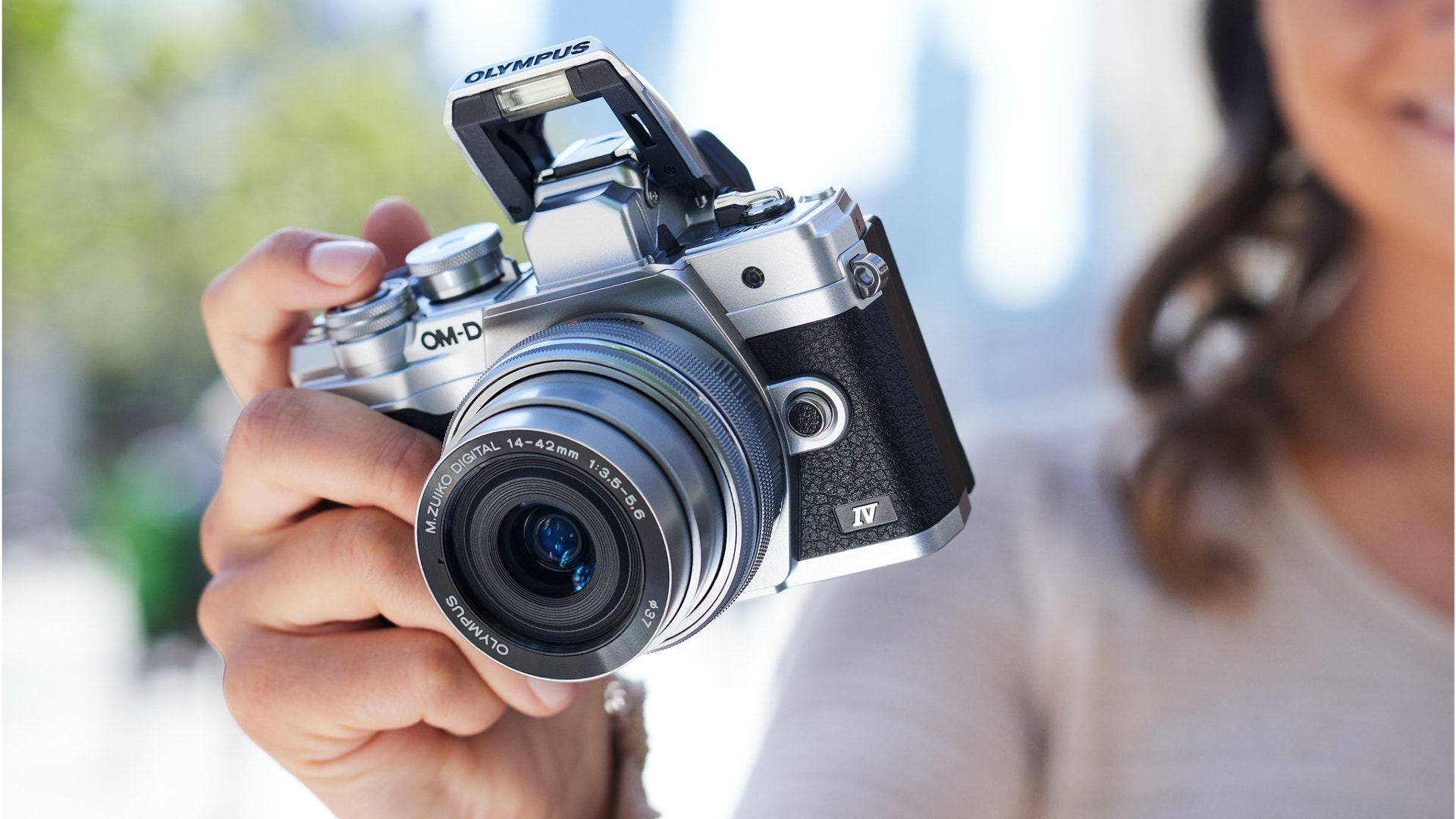 Máy ảnh Mirrorless có tích hợp kính ngắm giúp giảm kích thước và không gian buồng tối.