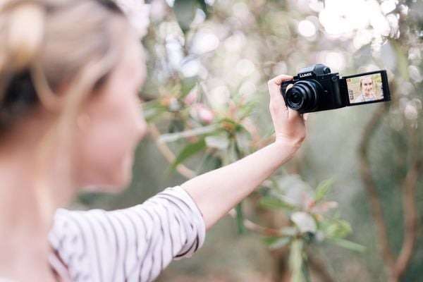 Máy ảnh Body LUMIX G100 nhỏ gọn, quay video chất lượng Máy ảnh Body LUMIX G100 nhỏ gọn, quay video chất lượng