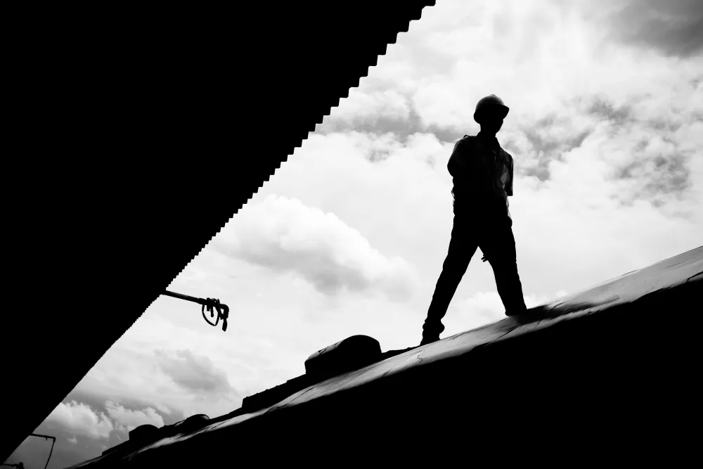 Đường chéo phá vỡ sự tĩnh lặng của khung hình vuông vức, mang lại năng lượng và sức sống cho bức ảnh.