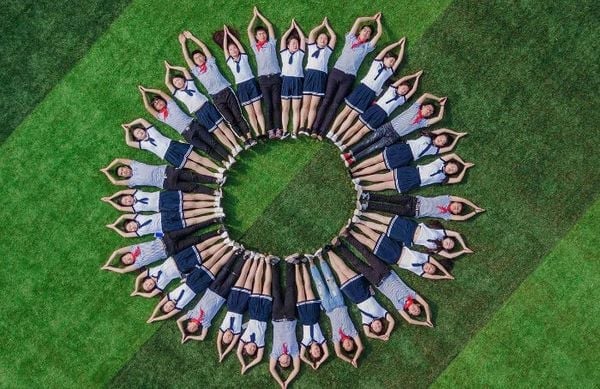 Cách tạo dáng chụp ảnh tập thể đẹp