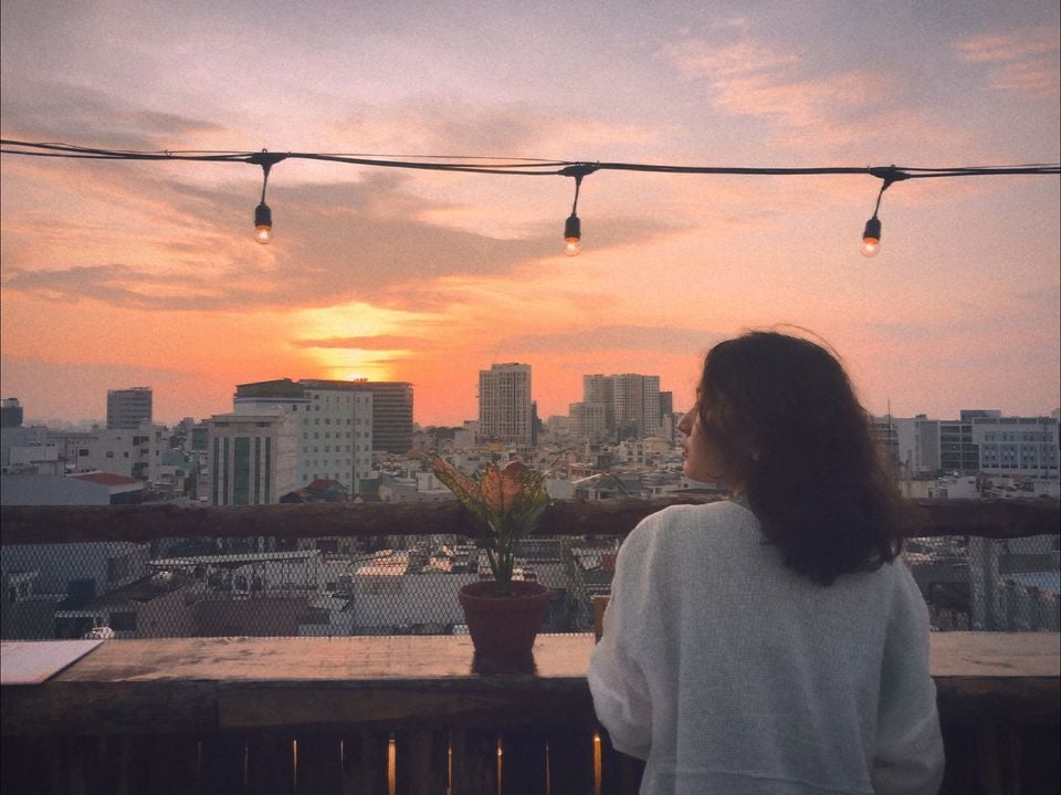 Tạo dáng chụp ảnh hoàng hôn ở quán cà phê rooftop