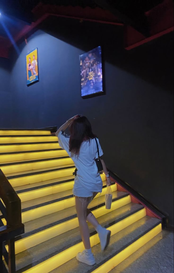 Đường đến rạp chiếu phim cũng là nơi giúp bạn pose được nhiều dáng chụp hình