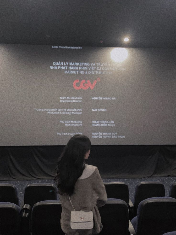 Chụp ảnh trong rạp chiếu phim với màn hình lớn là trend rất hot trong thời gian gần đây