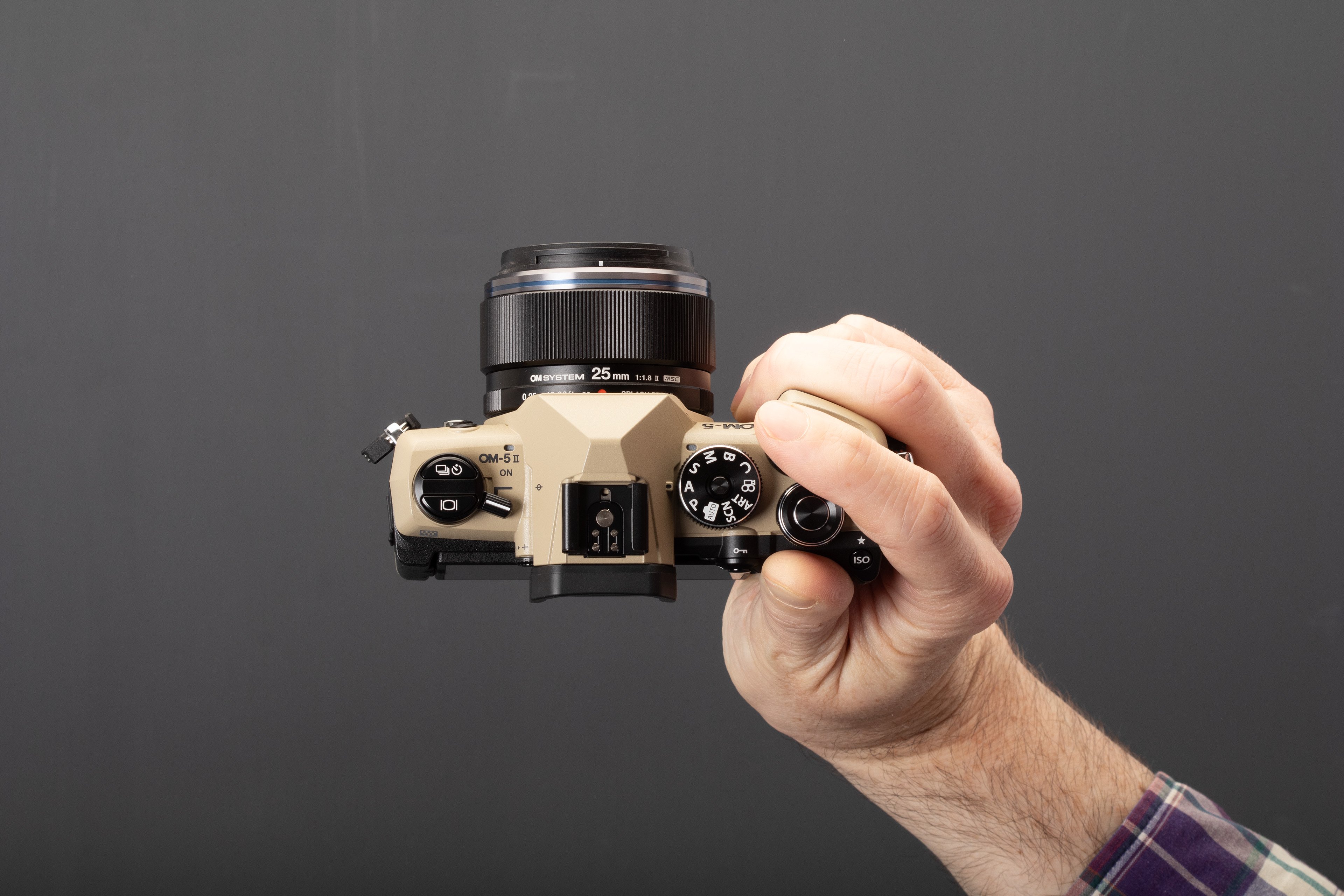 Tay cầm của OM SYSTEM OM-5 Mark II được cải tiến với kích thước lớn hơn Tay cầm của OM SYSTEM OM-5 Mark II được cải tiến với kích thước lớn hơn