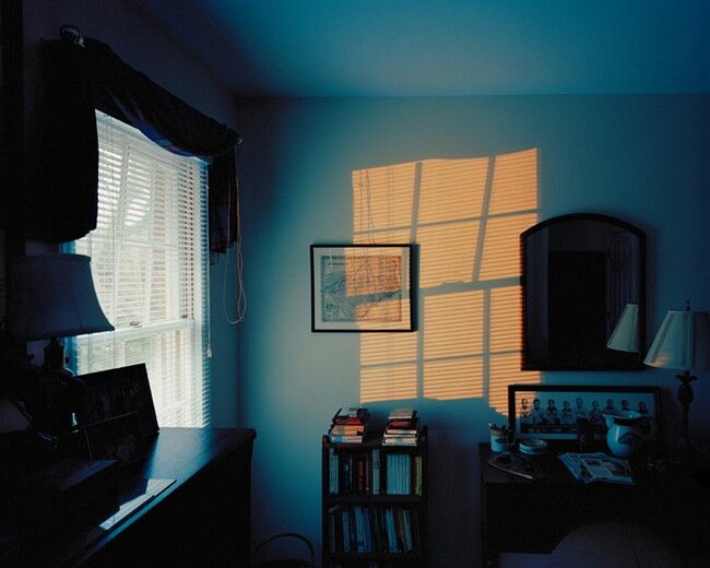 Ánh sáng mặt trời chiếu qua cửa sổ