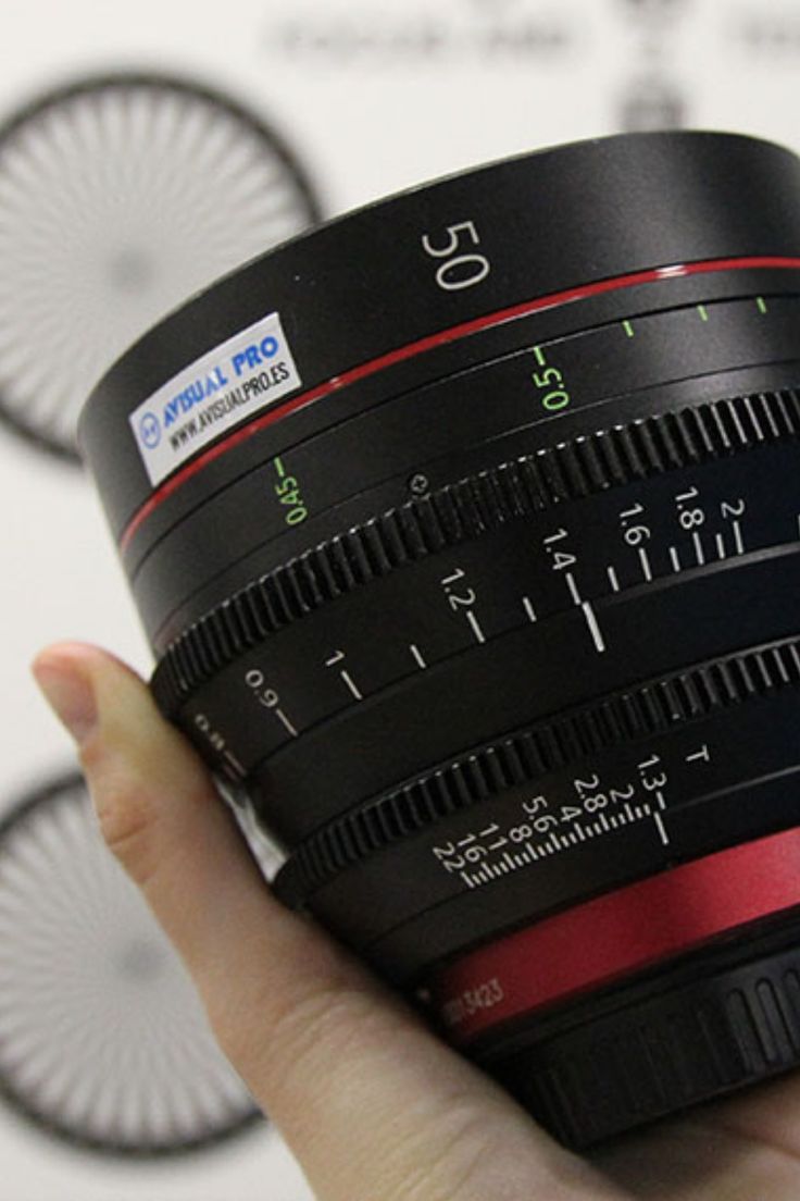 Lens Prime có tiêu cự cố định và thường cho độ sáng tốt hơn so với lens zoom Lens Prime có tiêu cự cố định và thường cho độ sáng tốt hơn so với lens zoom