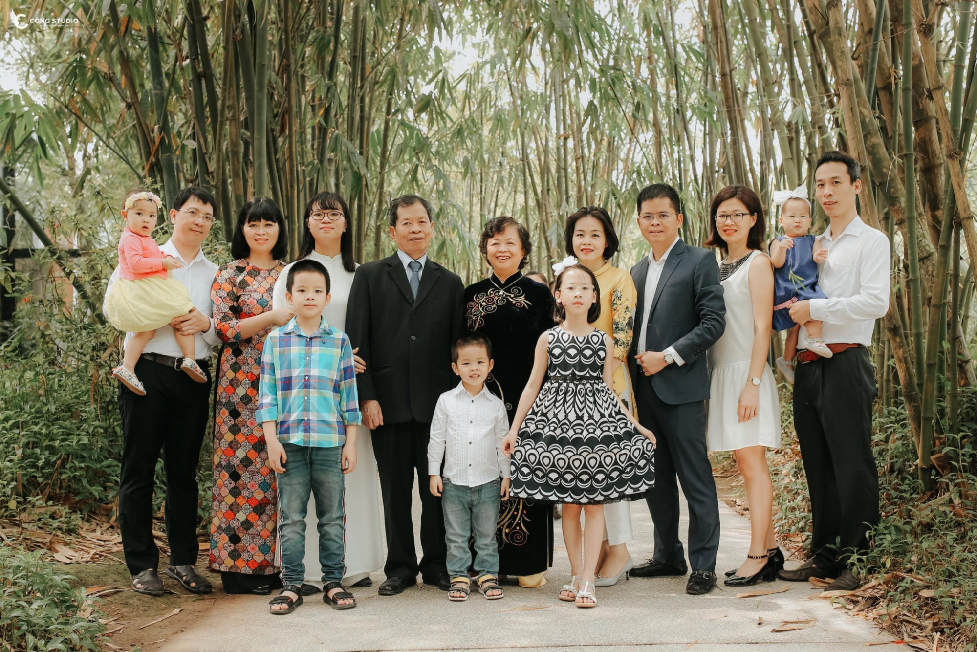 Concept chụp ảnh gia đình kiểu Việt Nam thể hiện tình yêu dân tộc và truyền thống văn hóa