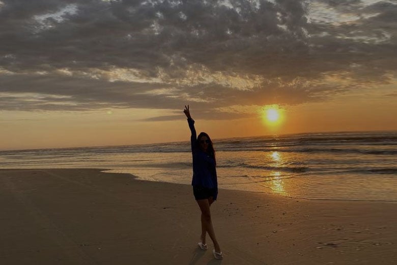 Tạo dáng chụp ảnh hoàng hôn trên bờ biển