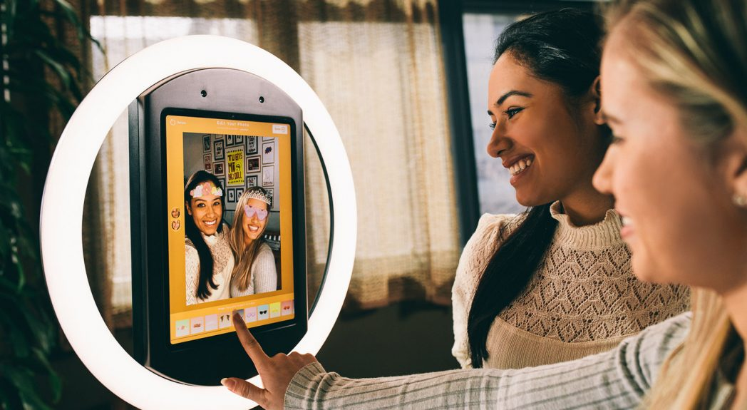 Màn hình cảm ứng kích thước lớn cho phép người dùng điều khiển toàn bộ quá trình chụp ảnh