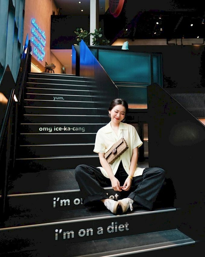 Tạo dáng trên cầu thang