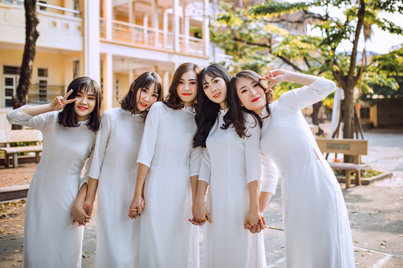 Áo dài thướt tha mùa kỷ yếu