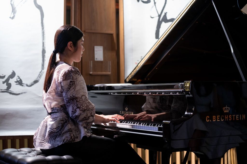 Hồ Khánh Vân gây ấn tượng với ngón đàn piano “Từ sức khỏe đến di sản