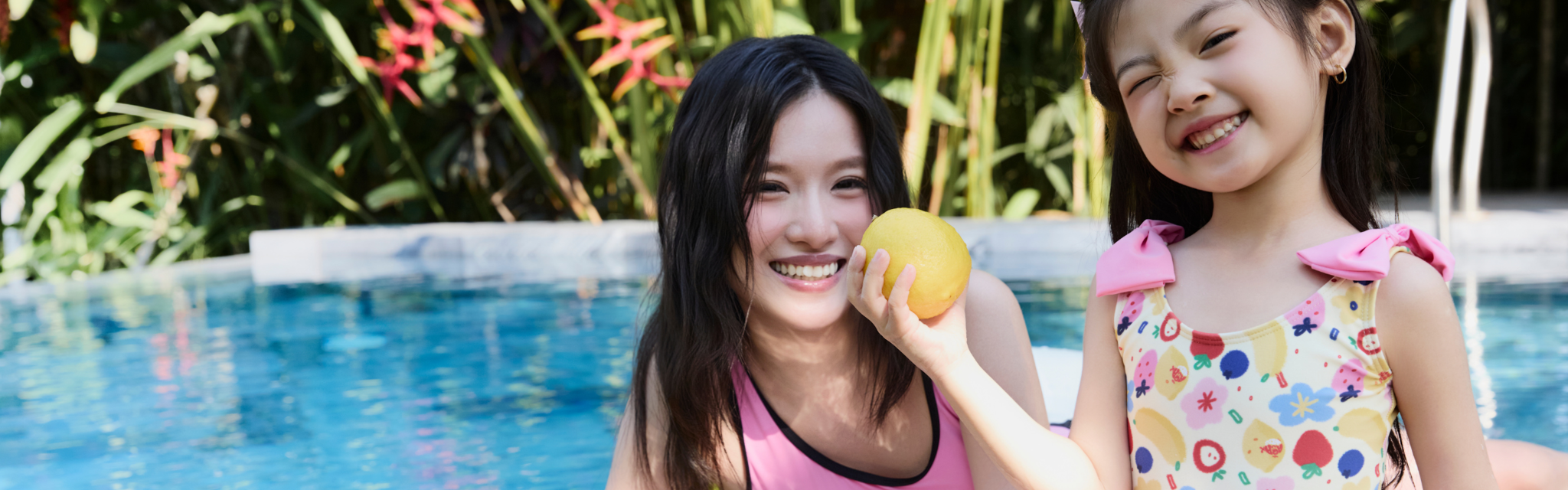 Bé tập bơi