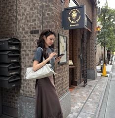 2 Cách Phối Áo Phông Graphic Chuẩn Sao Hàn: Từ Casual Đến Nữ Tính Chỉ Trong 5 Phút
